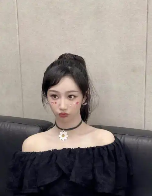 杨紫穿一字肩扎高马尾嘟嘴拍照俏皮可爱