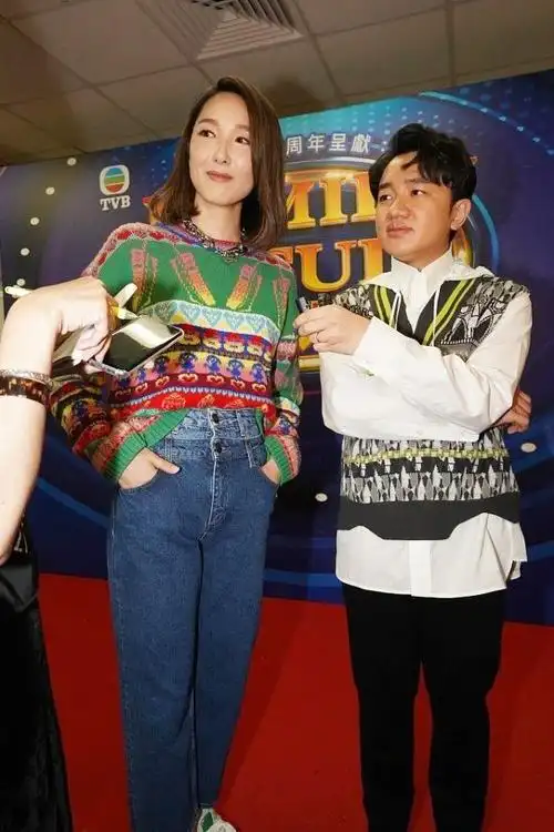 王祖蓝夫妇久违亮相两人身高相差12cm成看点李亚男时尚感真好