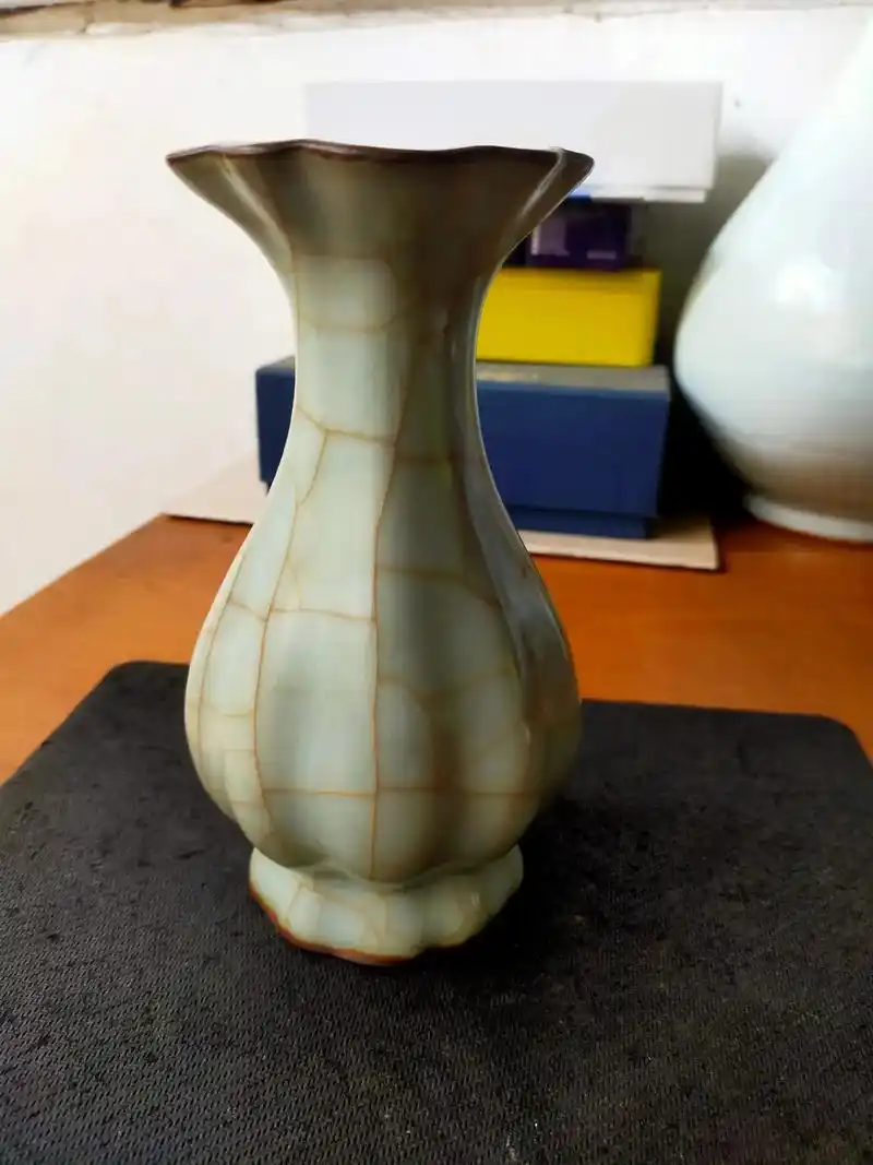 南宋修内司月白釉海棠瓶,鳝血纹明显! - 抖音