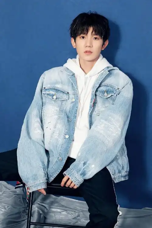 王源解锁新发型升级版锡纸烫帅到爆炸复古西装唱新歌更有味道