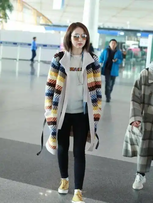 董璇素颜现身机场疑因巨额资产冻结面容憔悴