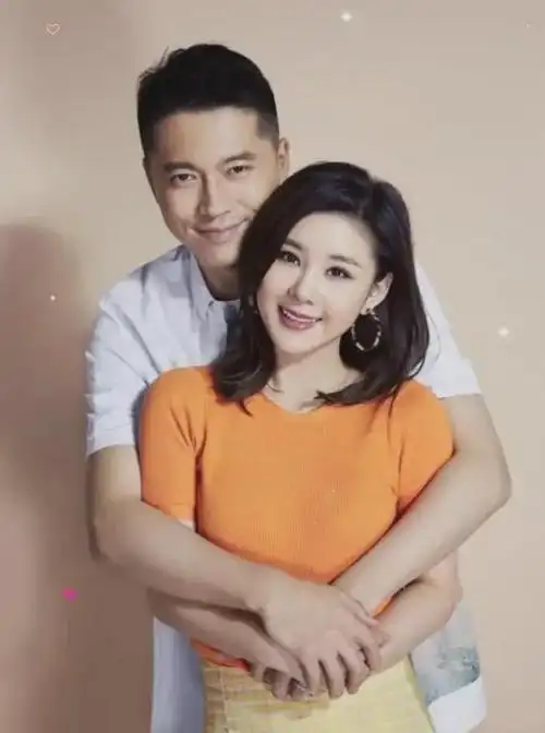 演员李小萌晒出俩儿子近照二胎宝宝养得白白胖胖很像爸爸王雷