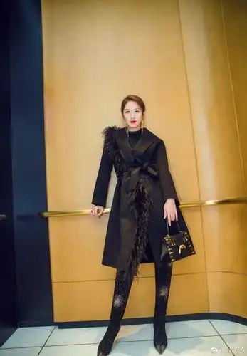 张雯小寒节气随拍彰显黑色酷飒魅力