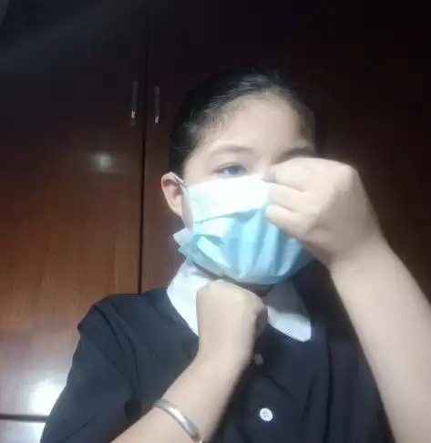 双手紧压口罩上端鼻梁处的金属条,使口罩上端紧贴鼻梁