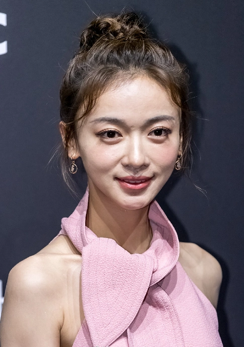 吴谨言穿着露肩裙秀骨感身材,无修图的妆容,38岁秦岚显得更年轻