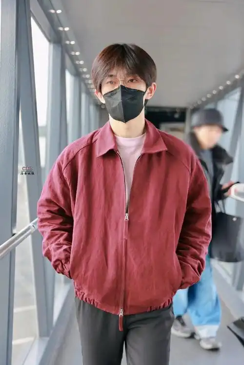 易烊千玺穿白大褂制表##易烊千玺皮衣街拍