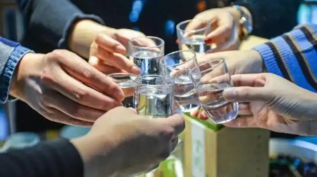 喝酒前碰杯的三大用意,第一个最让人意想不到!