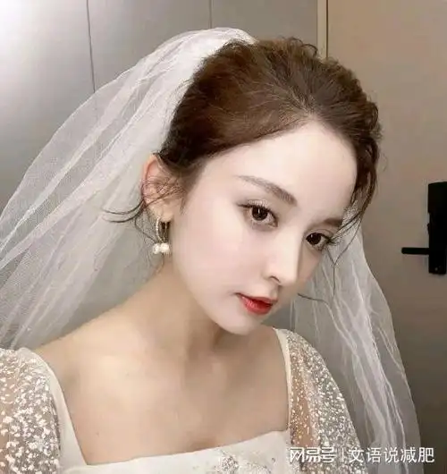 古力娜扎婚纱造型亮相微笑对镜嘟嘴卖萌可爱又迷人