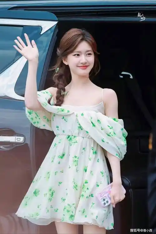 被赵露思的上班图惊艳了!穿露肩裙 马丁靴,怕走光要用手机挡住