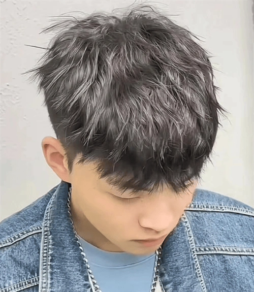 满满的少年在时尚烫发,充满最时尚迷人的男神气质.