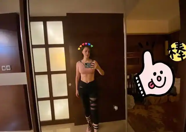 袁弘偷晒张歆艺腹肌照,穿健身衣腹肌明显,网友:1年瘦了这么多