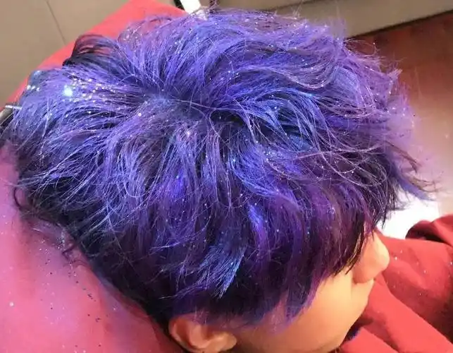 被爱豆安利的神仙发色:王俊凯星空蓝发色_腾讯新闻