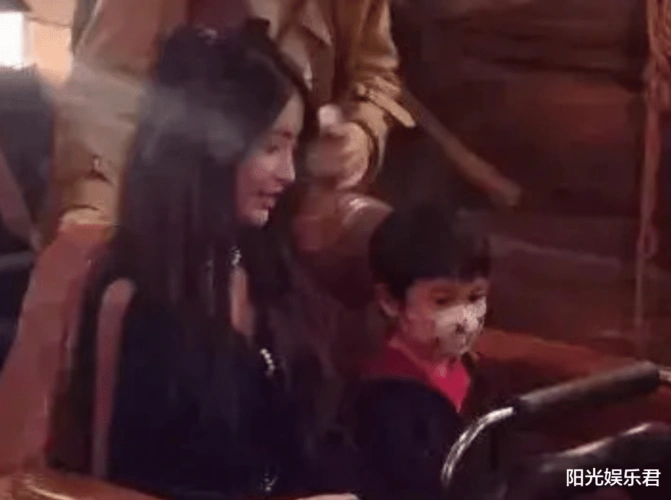 4岁的小海绵,在这一次被曝光的照片中,也终于露面了,他的正面照,更是