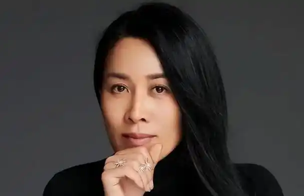 那英57岁聚餐满脸皱纹喝茅台红酒