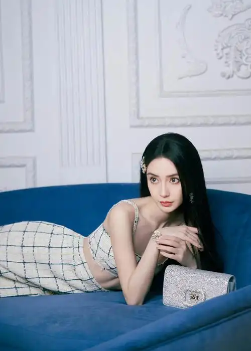 baby深穿玫红色露背连衣裙性感露肩,肩颈线条超级性感,身材比例绝绝子