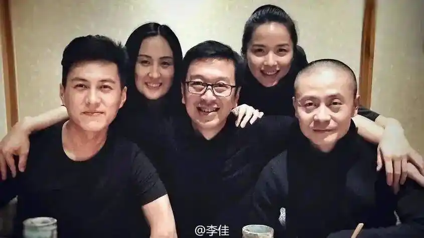 ​靳东夫妻罕见同框,他人到中年依旧帅气,李佳45岁素颜坑洼像他姐