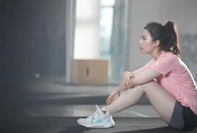 神仙姐姐刘亦菲真心美粉红t恤配黑色短裤清新时尚动感十足很青春