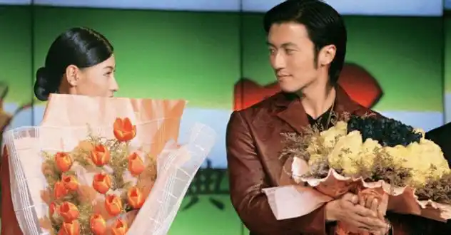 谢霆锋给儿子打电话忘记关免提,注意听谢霆锋对张柏芝的称呼,连王菲也