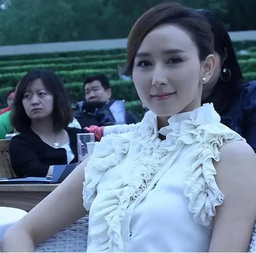 现在看46岁的胡静我才发现她是女演员中少有的人生赢家