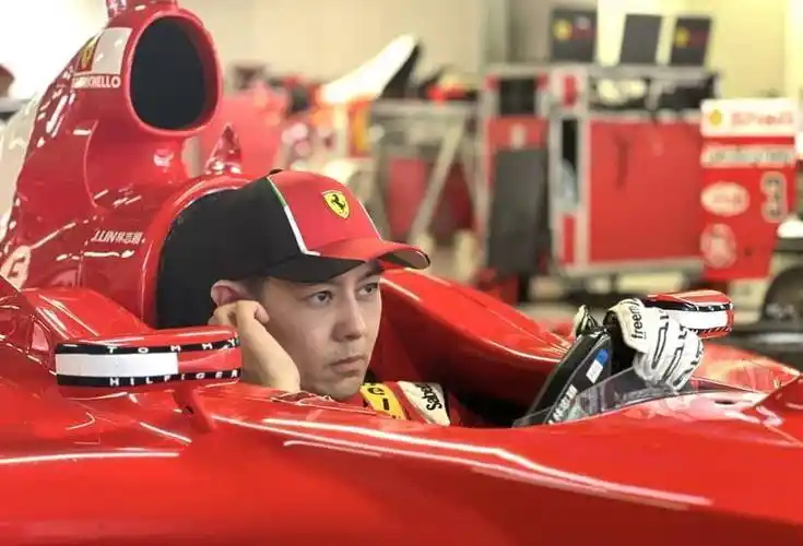 林志颖久违穿红色赛车服,露出灿烂的笑容_赛车场_照片_内容