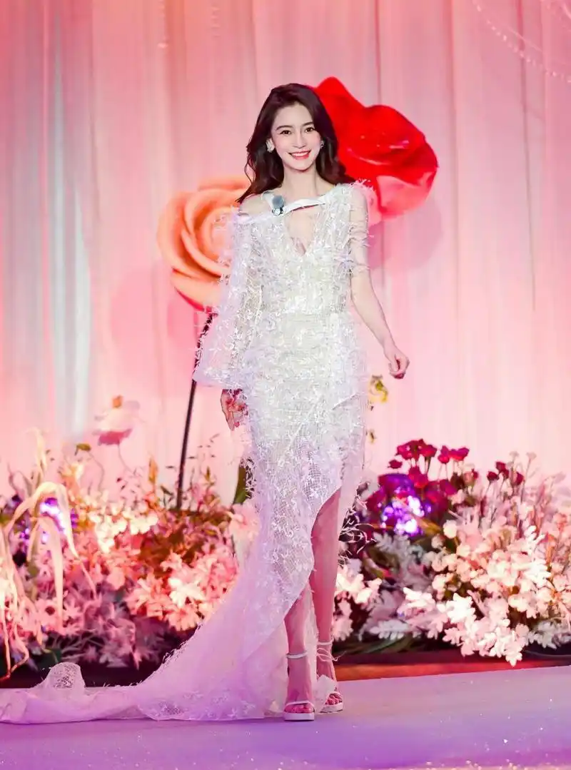angelababy白色仙女裙,秀出美腿玉足