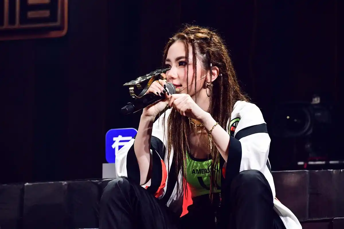 中国新说唱# @邓紫棋gem 睡公主 在线分享解解鄧紫棋的笑容狙击!