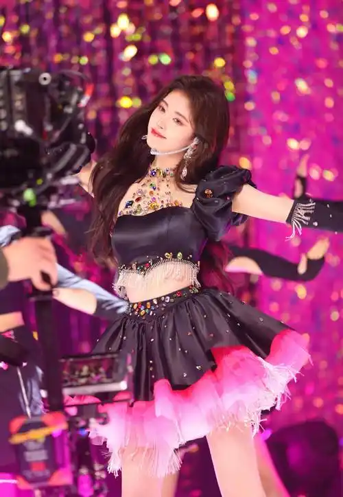鞠婧祎新歌上线,舞台照流出,穿黑粉露腰小短裙甜美灵动 妩媚撩人_粉红
