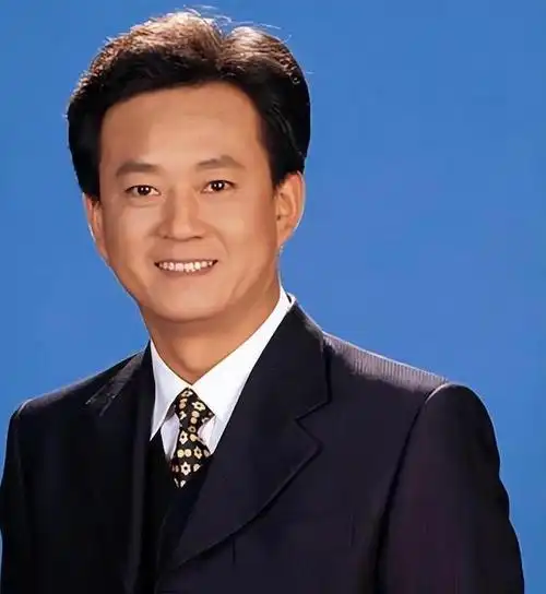 从"央视一哥"到停职4年,重回央视后退居幕后,朱军都经历了啥