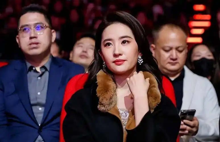 当36岁刘亦菲跟34岁文咏珊站一起,我才彻底明白,什么叫顶级骨相_年纪