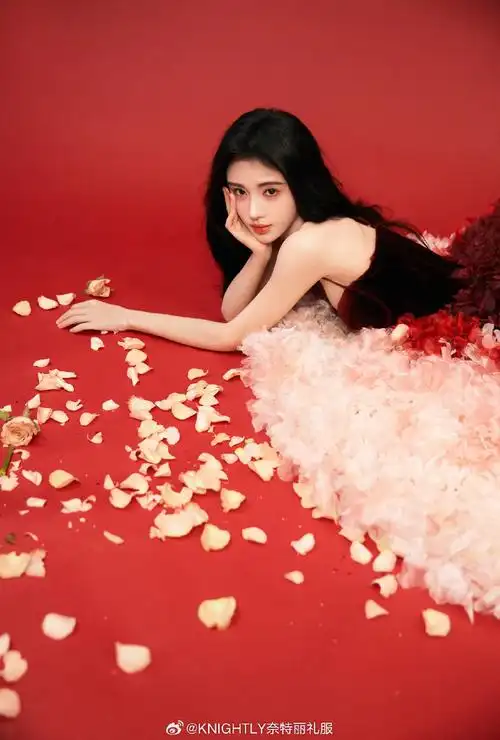 鞠婧祎身穿knightly礼服 "花海" ,演绎极致的奢华.