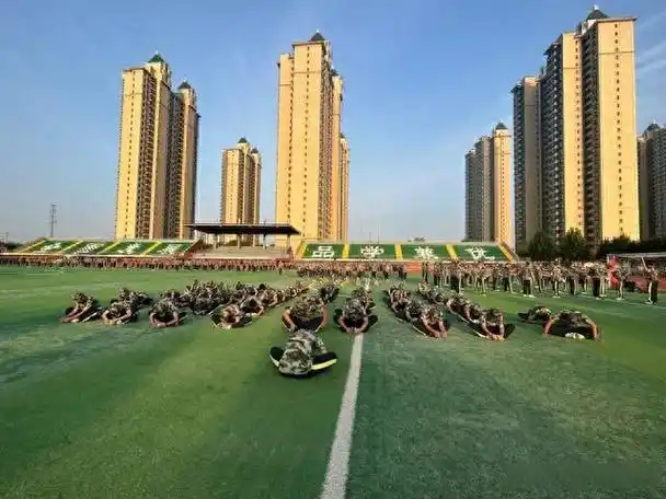 早上6:00的绿茵场上,石家庄市第十五中学2023级新生已经集结完毕,在