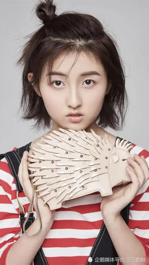 可爱张子枫短发夏日清凉写真the row运动鞋插图1