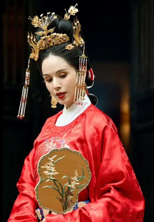 被李若彤惊艳到了!56岁的汉服装扮,依旧"吊打"古装女主