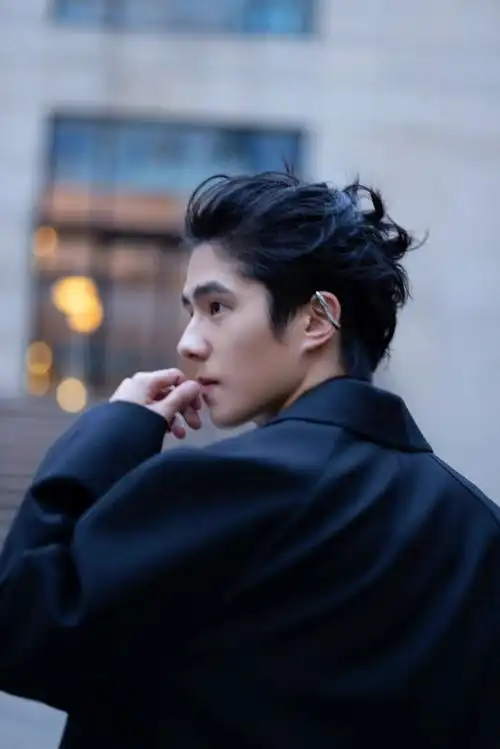 长发,戴上耳骨夹,25岁生日后的首营业,雅痞风格蛮突破～#刘昊然背头杀