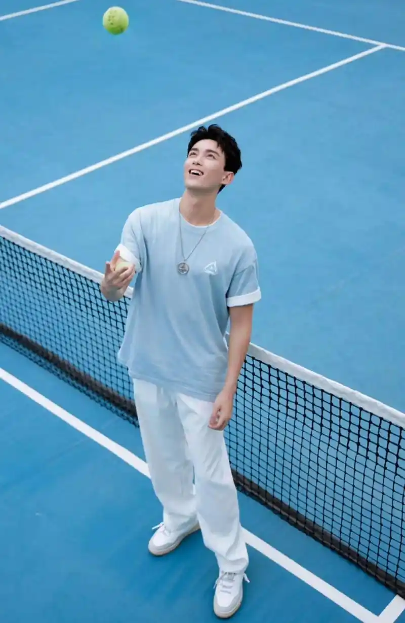 吴磊晒照散发阳光与活力,年轻男生的清爽和帅气展现得特别到位,他出席