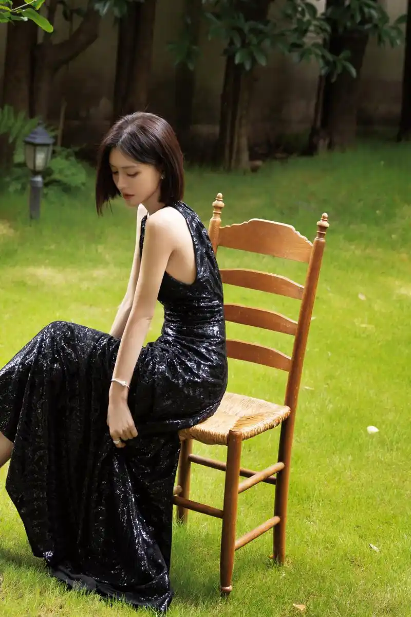 秦岚,干练短发,极简露背黑裙,勾勒端庄典雅