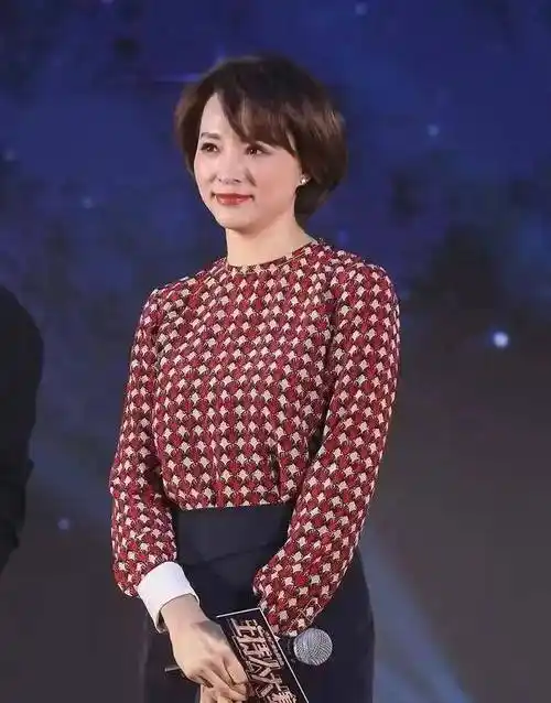 原来是董卿怀孕了,到美国生孩子,密春雷花6000万买下豪宅,让董卿安心