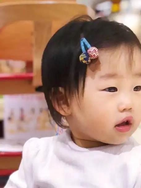 小家伙显得更加可爱了,米粒有伊能静在的时候都是扎起小辫子的,爸爸的