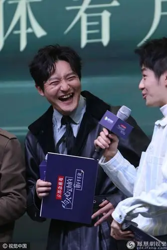 蓝盈莹分手后火速开工演绎性感御姐范 郭京飞穿皮大衣喜感十足