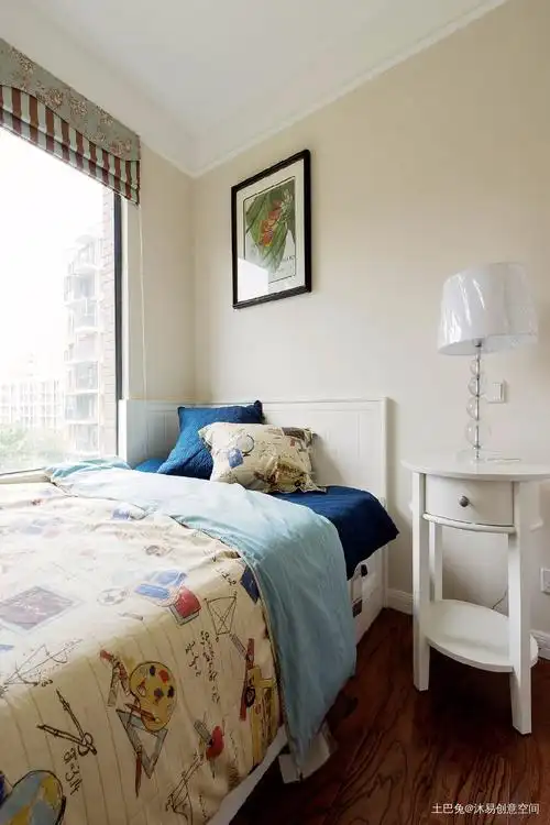 温馨简约居家感十足的美式设计卧室窗帘美式经典卧室设计图片赏析