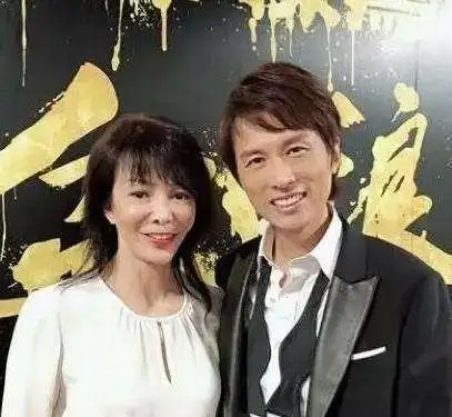 64岁郑裕玲晒与黄子华合影曾被曝出单恋男方多年却被拒绝