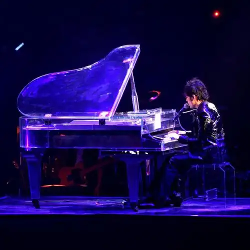 周杰伦经典造型紫毛伦