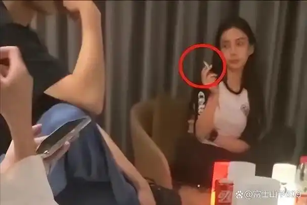 被称为"烟鬼"的8位女明星,全都是老烟民,刘亦菲14岁就抽烟了