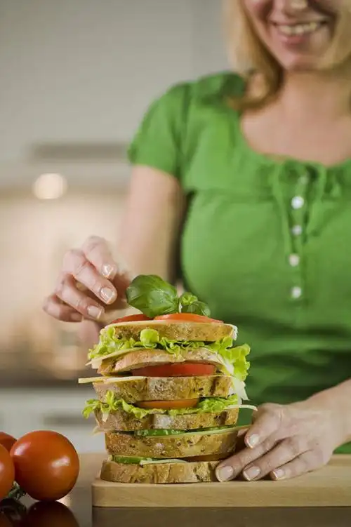 点心,面包,西方人,一个人,站,笑,微笑,露齿笑,竖图,室内,白天,正面