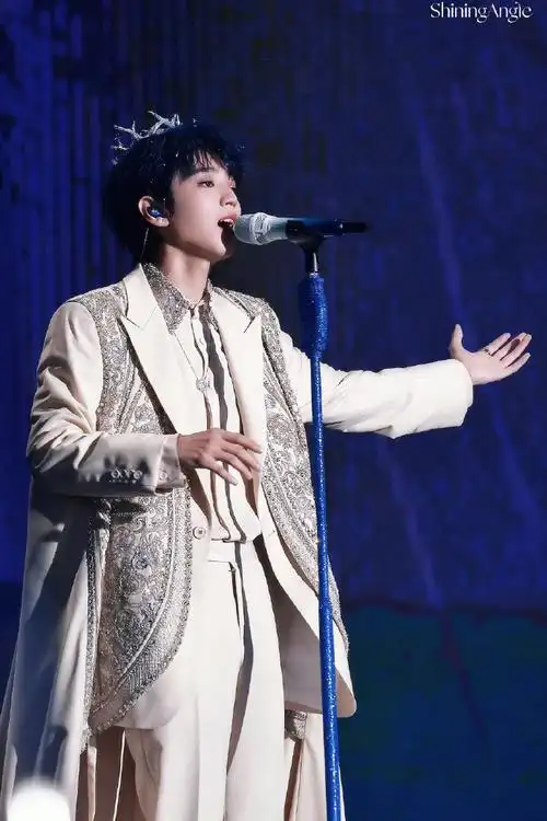 王俊凯愚人节团建生图##愚人节站姐团建##决战站姐之巅