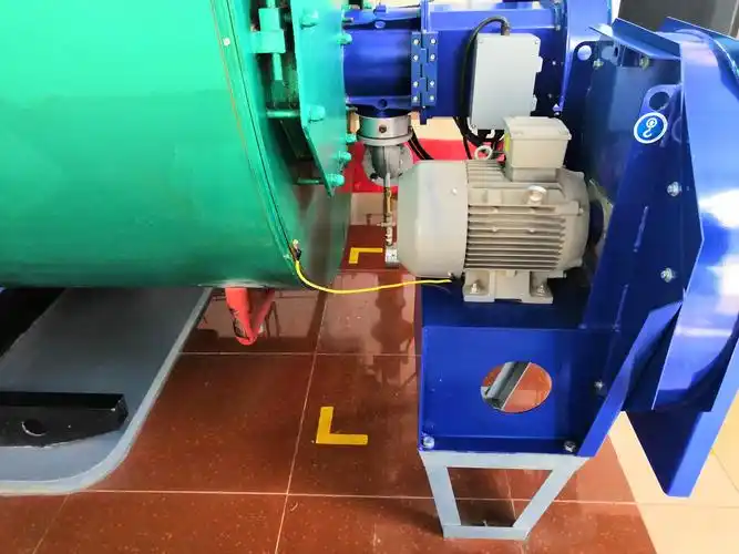 燃气锅炉燃烧机电机外壳接地线借设备做导体,不符合安全用电要求.