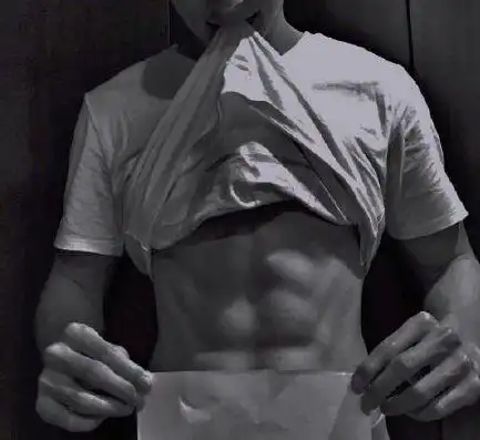 好身材很诱惑,而最让人迷恋的就是他的腹肌公狗腰是真心帅气,腰上没有