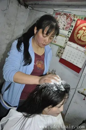 用剃刀一次刮光姑娘的头发深度0146