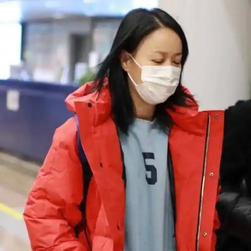 那英素颜现身机场!