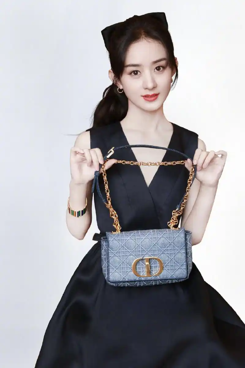 明星丨赵丽颖演绎全新diorcaro手袋以浪漫典雅的经典格调唤醒春日灵动